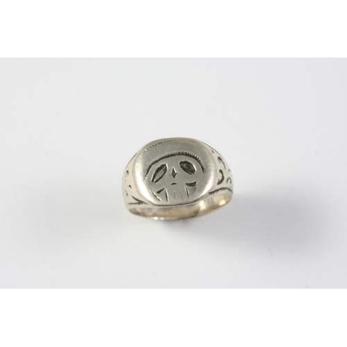 1251 - AN EARLY 18TH CENTURY CONTINENTAL SILVER MEMENTO MORI RING engraved with a skull. Size L