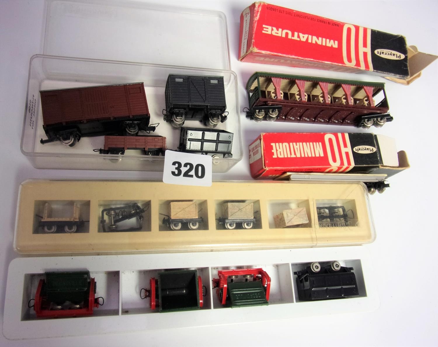 009 GAUGE MODEL RAILWAY ROLLING STOCK, FREIGHT WAGONS COMPRISING 2 X