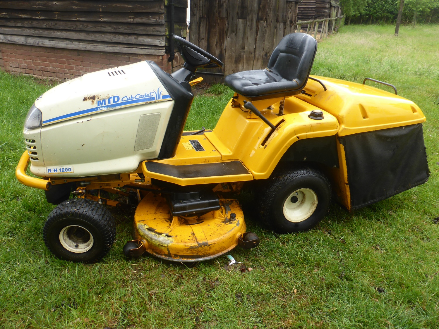 MTD CUB CADET RBH1200 LAWN TRACTOR WITH MOWER DECK, 20 HP VANGUARD