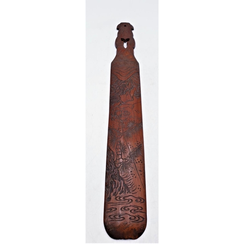 10 - CHINESE 43 cm CARVED PAGE TURNER  (Old)