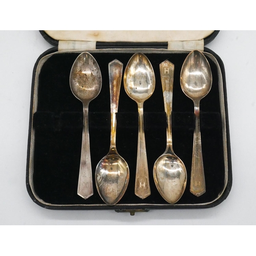 86 - A collection of silver. Including a cased part set of six silver teaspoons hallmarked: B&H, Sheffiel... 