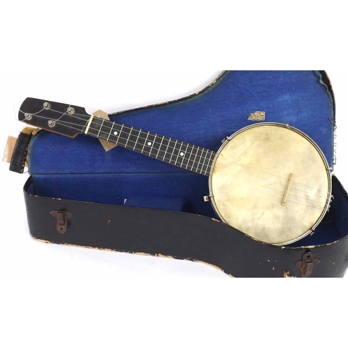 1261 - Early 20th century banjolele, case