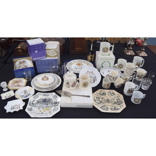 29 - Royal Doulton 1911 Coronation commemorative part tea set, comprising six tea cups and saucers, six c... 