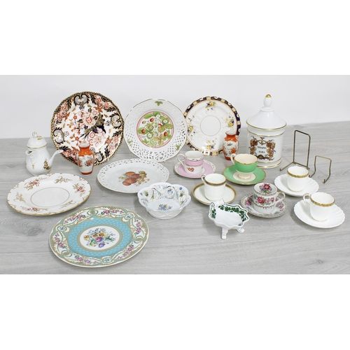 40 - Selection of decorative porcelain and pottery to include Royal Crown Derby, T.Goode & Co, Minton... 