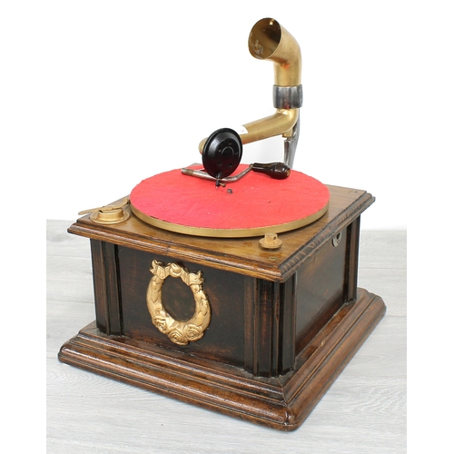 52 - Mechanical wind up table gramophone, with lacquered metal horn, 19.5
