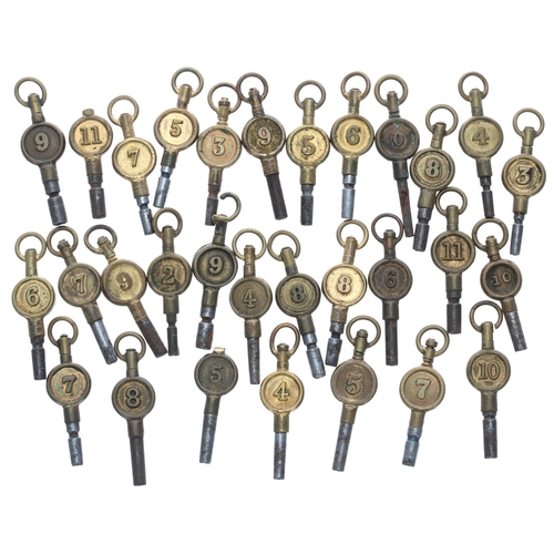 434 - Thirty pocket watch keys, various sizes (30)