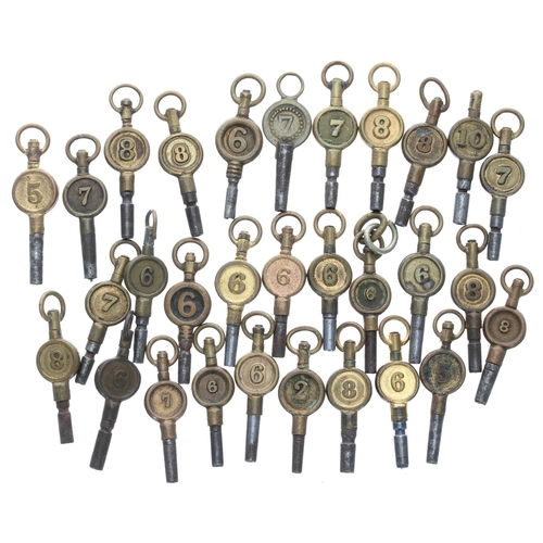 435 - Thirty pocket watch keys, various sizes (30)