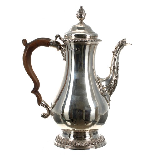 560 - George III silver pear shaped coffee pot, with a fruitwood handle and hinged cover with an acorn fin... 