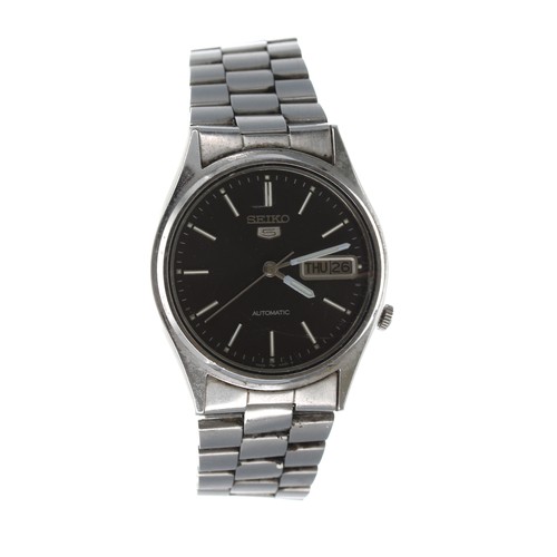 26 - Seiko 5 automatic stainless steel gentleman's wristwatch, ref. 7009-3100, black day-date dial, Seiko... 