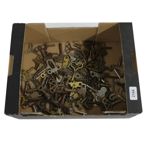 2104 - Large quantity of mainly mantel clock keys (over 100)