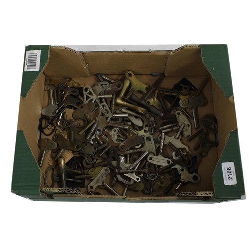 2108 - Large quantity of mainly mantel clock keys (approx 100)