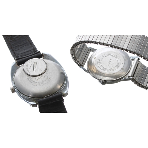 409 - Timex Q Quartz Day-Date stainless steel gentleman's wristwatch, black leather strap, 38mm; together ... 