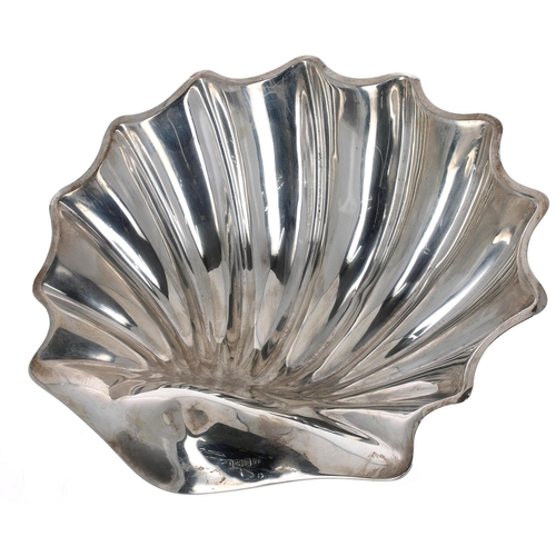 513 - Atkin Brothers silver scallop shell dish, raised on three small conch shell feet, Sheffield 1901, 10... 