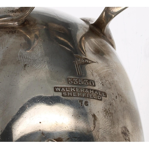 528 - Viner's Ltd. silver cream jug, with card cut shaped rim raised on three feet, Sheffield 1962, 6