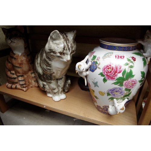 A Franklin Mint Imperial Cats Vase 29cm High Together With Two