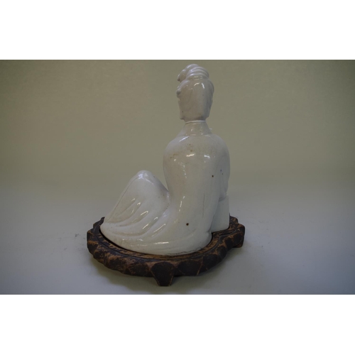 516 - A Chinese figure of Guanyin, 19th century, seated, 16cm high, on fitted wood stand.... 