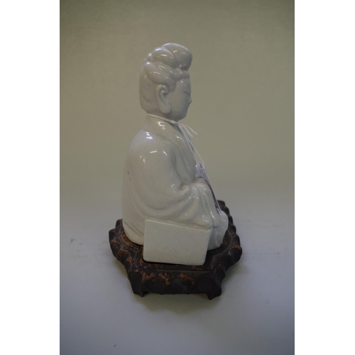 516 - A Chinese figure of Guanyin, 19th century, seated, 16cm high, on fitted wood stand.... 