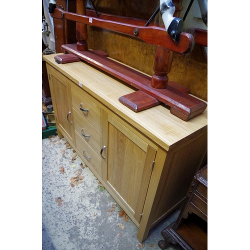 1312 - A contemporary pale oak side cabinet, 137.5cm wide.