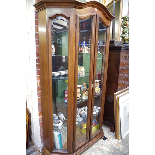 1375 - A contemporary walnut display cabinet, with bevelled glass panels, 124cm wide.