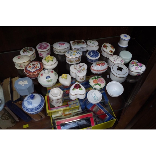 1382 - A collection of porcelain boxes. 