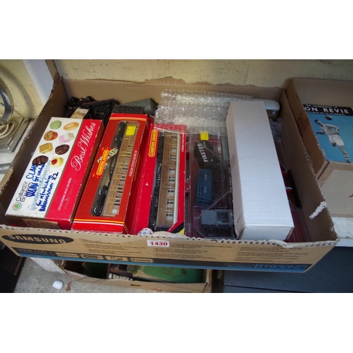 1430 - A collection of OO gauge railway items, most boxed. 