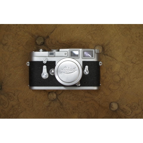 1719 - Cameras: a Leica M3, circa 1960, No.1008733; with Lietz Summarit f=5cm 1:1.5 lens, circa 1954, Nr.12... 