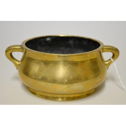 514 - A Chinese bronze twin handled censer, Xuande six character mark, 19cm wide, 1101g.... 