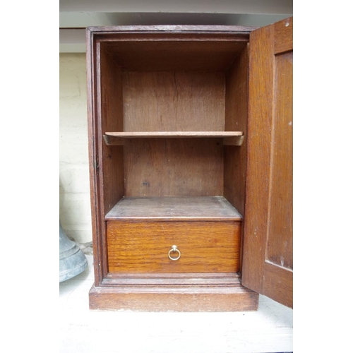 1092 - A small antique oak cabinet, 41.5cm high.