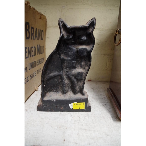 1107 - An old cast iron cat doorstop, 20cm high.