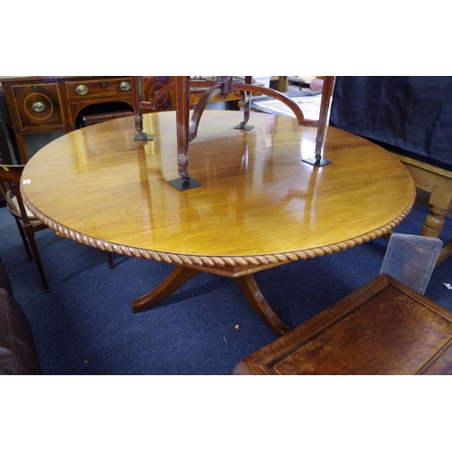 1404 - A mahogany circular breakfast table, with gadrooned edge, on spiral reeded column with tripod suppor... 