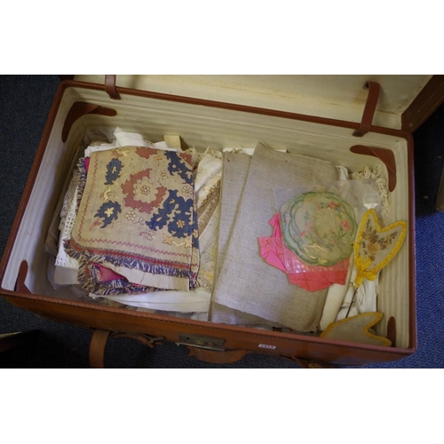 1414 - Textiles: a collection of 19th century and later lace, linen, whitework and similar, in old suitcase... 