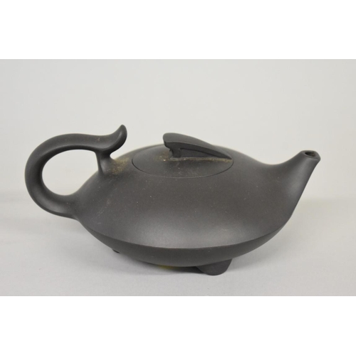 637 - A Chinese yixing teapot and cover, in the manner Zhang Shouzhi, seal marks, 8cm high. &nbs... 