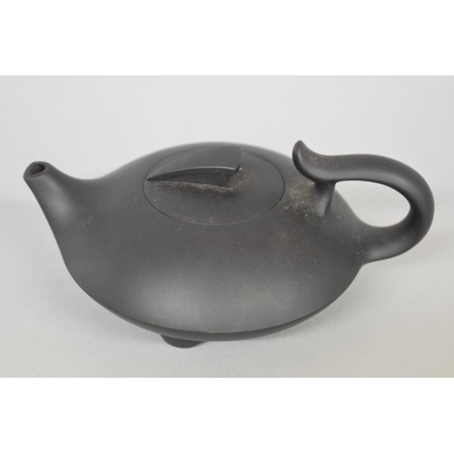 637 - A Chinese yixing teapot and cover, in the manner Zhang Shouzhi, seal marks, 8cm high. &nbs... 