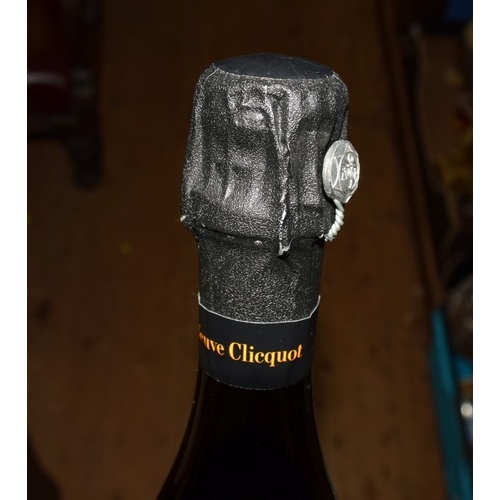 33A - A 75cl bottle of Veuve Clicquot La Grande Dame 2008 champagne.