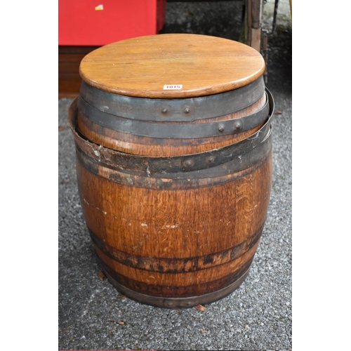 1015 - An old coopered oak barrel and cover.