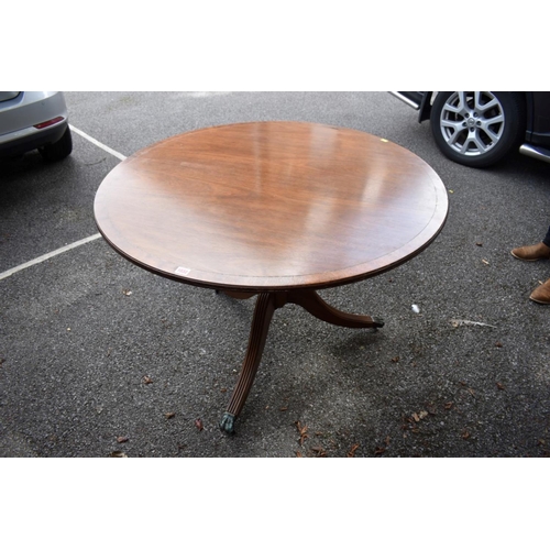 1032 - A reproduction mahogany and brass strung circular table, 100cm diameter.