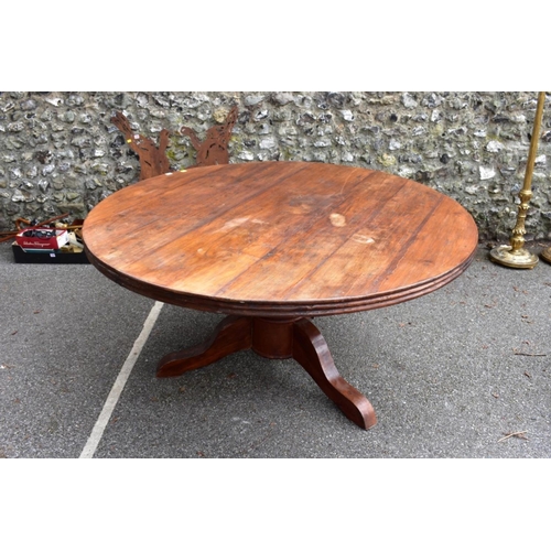 1041 - A French style circular pedestal table, by Lombok. 