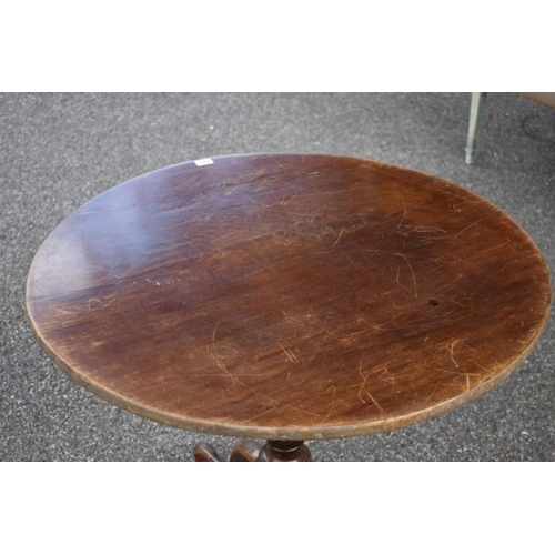 1064 - An old mahogany tripod table, 80cm wide.