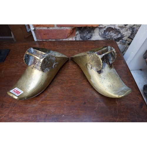 1285 - A pair of antique brass stirrups, possibly Spanish Conquistador.