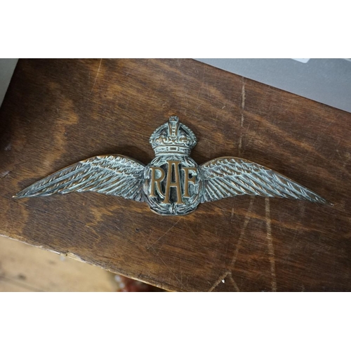 1662 - An interesting collection of RAF badges, shields and related. 