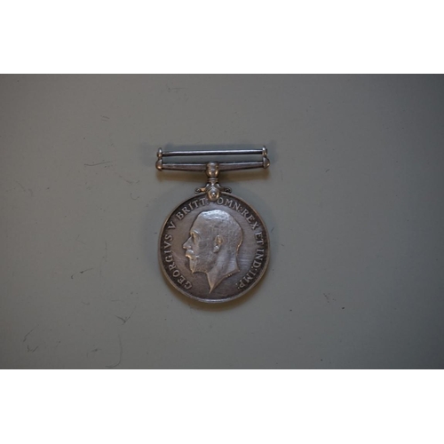 1772 - Medals: a WWI pair to 202432 Pte E P Strudwick, R. Suss R., comprising: War Medal and Victory M... 