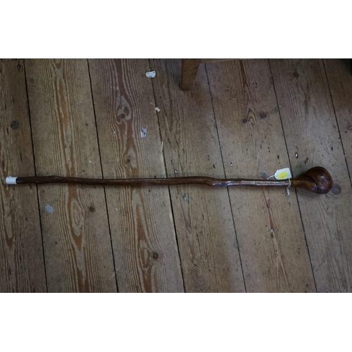 1909 - Ethnographica: a knobkerrie stick or cane, 81.5cm long.