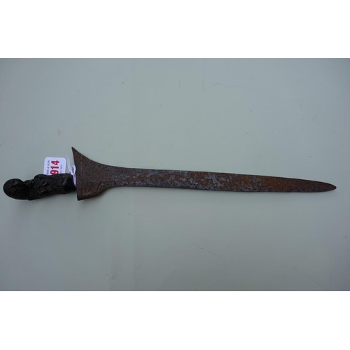 1914 - An Indonesian kris, with 33cm straight blade and carved stylized hilt. 