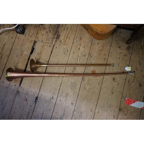 1789 - Two old copper and brass hunting horns, 92.5cm and 60cm long respectively. ... 