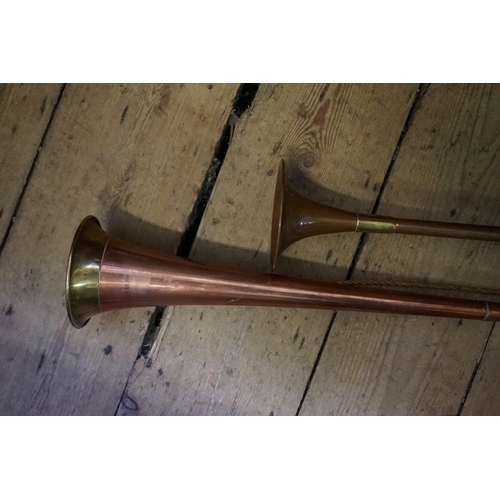 1789 - Two old copper and brass hunting horns, 92.5cm and 60cm long respectively. ... 