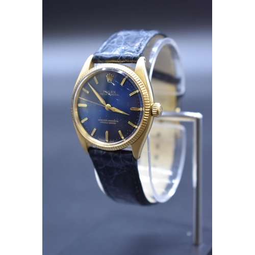 16 - A vintage Rolex Oyster perpetual 18k gold automatic wristwatch, 34mm, on replacement blue leather st... 