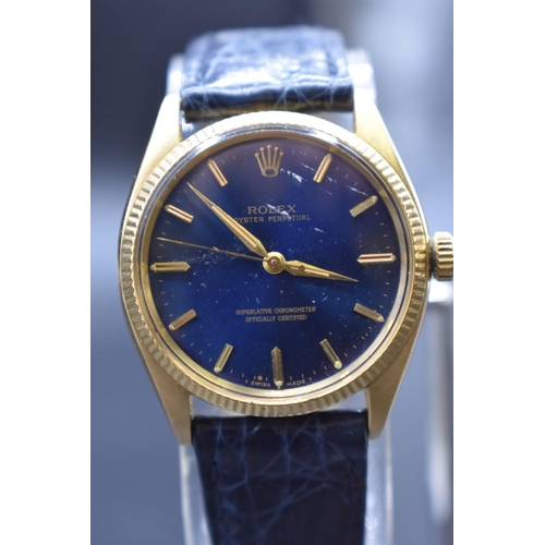 16 - A vintage Rolex Oyster perpetual 18k gold automatic wristwatch, 34mm, on replacement blue leather st... 