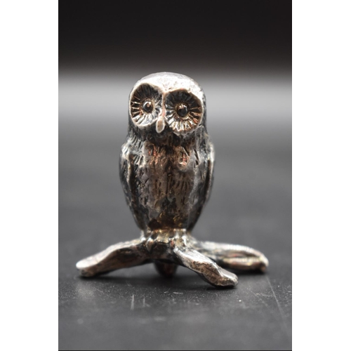 21 - A white metal owl, 4.5cm high.