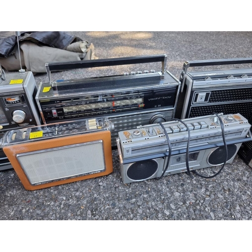 1016 - A Grundig yachtboy radio and other audio equipment. 