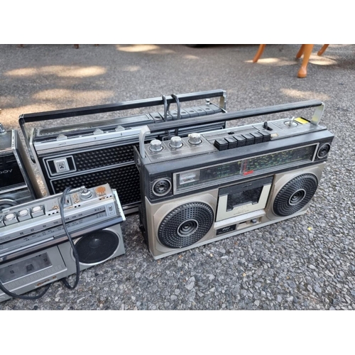 1016 - A Grundig yachtboy radio and other audio equipment. 